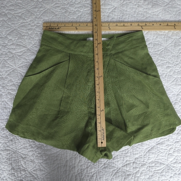 ASTR The Label Kerrigan Green Linen Pleated Asymmetrical High Rise Shorts - Picture 13 of 15